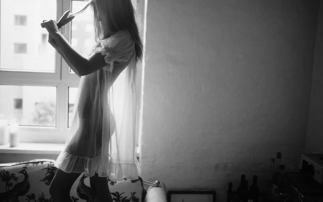Vor fenster mit scheere