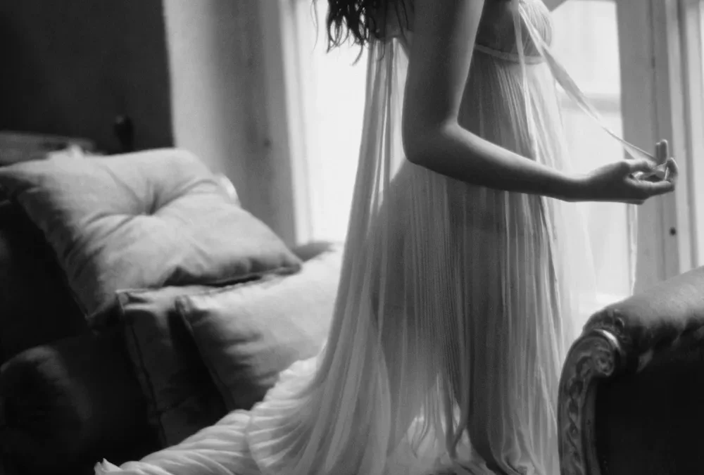 Sasi auf Canape in Dress